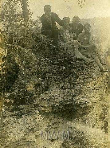 KKE 156.jpg - od prawej w dolnym rzędzie: pierwsza Helena Orzechowska, druga Zofia Łuczajowa, za nią jej mąż Karol, z tyłu Mikołaj Dąbrowski, Góra Czercza, Krzemieniec , 1937 r.